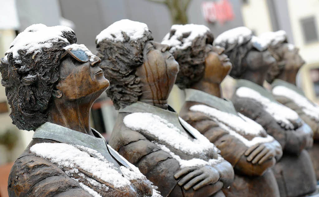 Schnee liegt am  auf Bronzefiguren des Knstlers Guido Messer in der Innenstadt von Balingen in Baden-Wrttemberg.