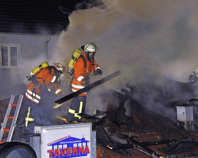 Feuer zerstrte den Imbiss Taverna und Nachbargebude.   | Foto: Seller