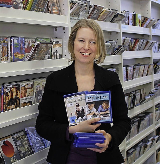 Bibliotheksleiterin Sabine Dietrich pr...e der neu angeschafften Bluray-Discs.   | Foto:  Kristina Wollseifen