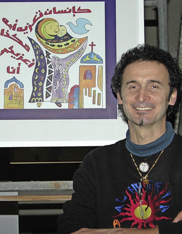Maamun Kamran mit einer seiner Kalligraphien in der Schallbacher Kirche   | Foto: Ounas-Krusel
