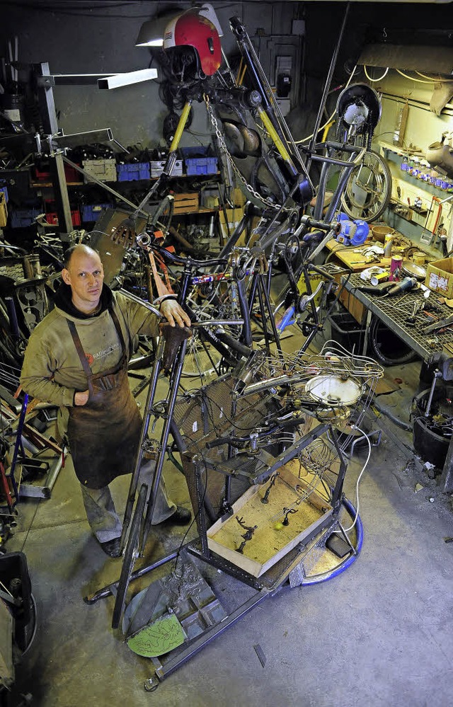 Hohe Kunst: Oliver Baur stellt seine Radmaschine vor.   | Foto: Kunz