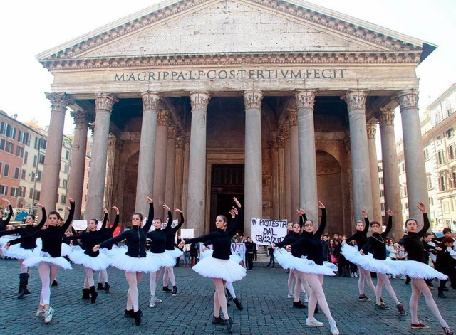 Getanzter Protest vor dem Pantheon in ...demonstrieren  gegen Budgetkrzungen.   | Foto: DPA