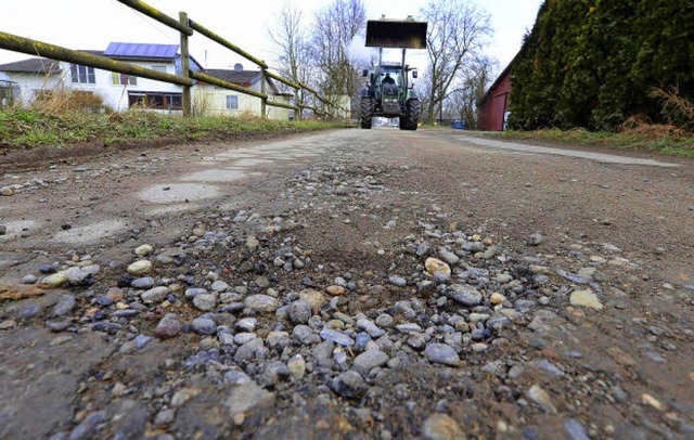 Schlaglcher en masse gibt es zum Beis...&#8220;, die zu Aussiedlerhfen fhrt.  | Foto: Ingo Schneider