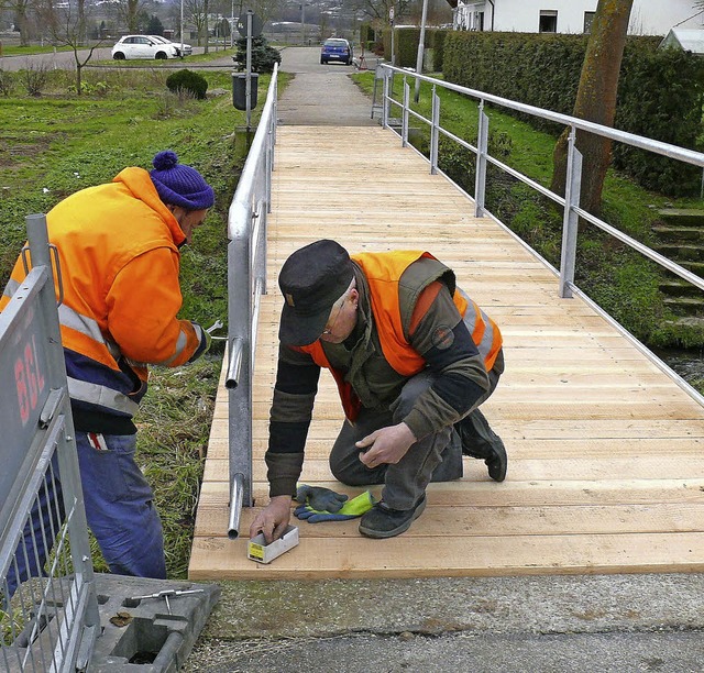 Mitarbeiter des BGL bei der Montage de...ie am Mittwoch fertig gestellt wurde.   | Foto: Alfred Arbandt