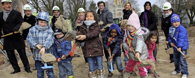 Vorne schaufeln die Kinder der Kita, h...d Kita-Leiterin Carmen Fleischhammer.   | Foto: Michael Saurer