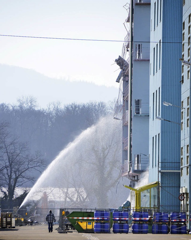 Sdlich des Verwaltungsgebudes (recht.... Wasser soll Staubbildung vermeiden.   | Foto: Dorweiler