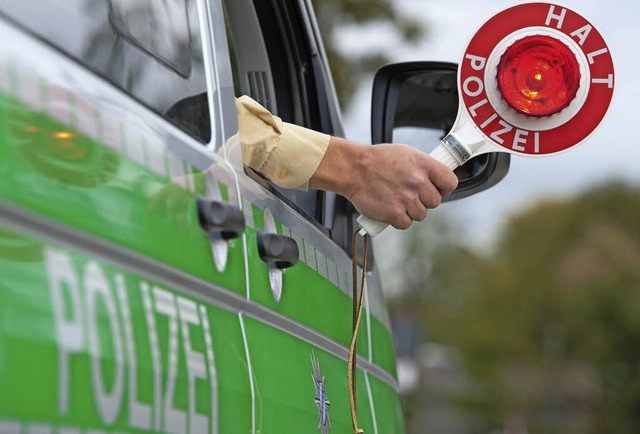 Halt, Polizei: Wer die Kelle bekommt, ...edet sich schnell um Kopf und Kragen.   | Foto: Armin Weigel/dpa