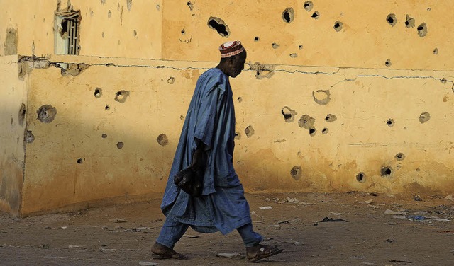 Zerschossene Huser: ein Mann auf dem ...ach Hause  in der malischen Stadt Gao   | Foto: AFP