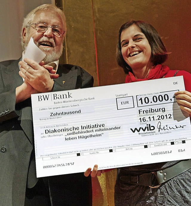 Wolfgang Eitel und Claudia  Hewel freuen sich ber eine groe Spende.   | Foto: privat