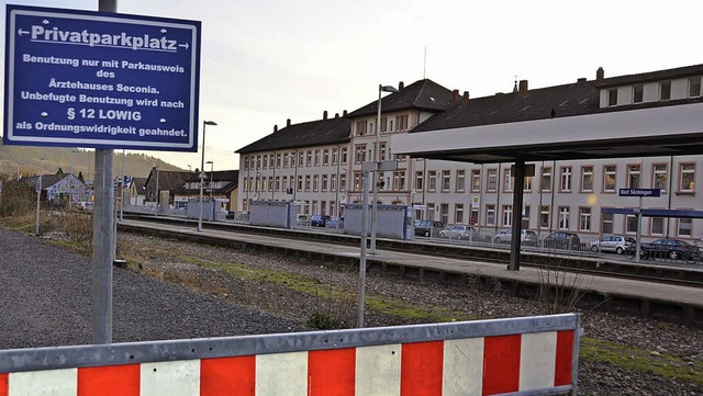 50 Parkpltze auf dem Gleis-3-Areal si... vergeben: Sie gehren zum rztehaus.   | Foto: Axel Kremp