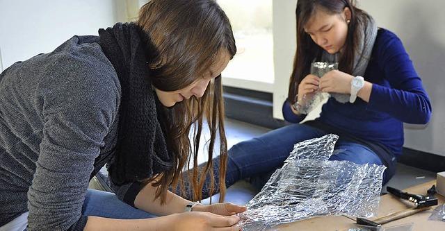 Handwerkliches Geschick ist auch in der Lampengruppe gefragt.  | Foto: Hanna Vlkle