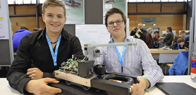 Daniel Maier (links) und Florian Kramhller mit ihrem Roboter  | Foto: Pegg