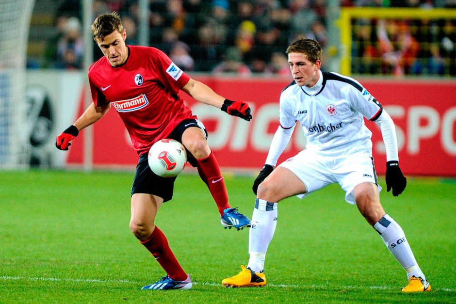 Nullnummer im Mage-Solar-Stadion: Der SC Freiburg und Eintracht Frankfurt trennen sich nach einem sehr intensiv geführten Spiel 0:0. (Foto: AFP) Nullnummer im Mage-Solar-Stadion: Der SC Freiburg und Eintracht Frankfurt trennen sich nach einem sehr intensiv geführten Spiel 0:0. (Foto: AFP)