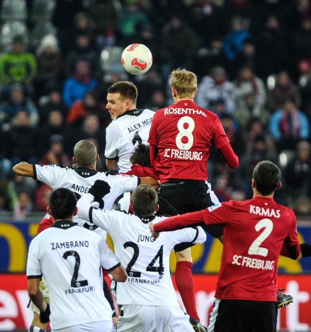 Jan Rosenthal im Kopfballduell mit Alex Maier.  | Foto: AFP