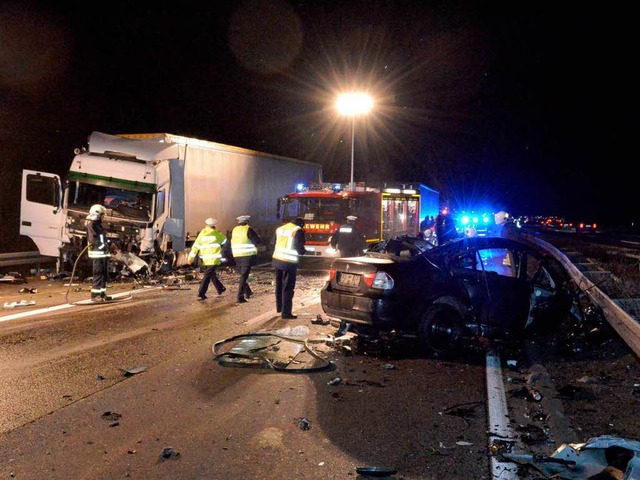 Der Geisterfahrer stie mit einem Lastwagen zusammen und kam ums Leben.  | Foto: dpa