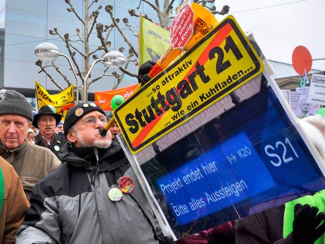 Am Samstag protestierten in Stuttgart ... gegen das Milliardenprojekt der Bahn.  | Foto: dpa