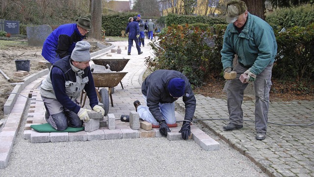 Ehrenamtliches Brgerengagement: Pflasterarbeiten  auf dem Friedhof Leiselheim.  | Foto: Roland Vitt