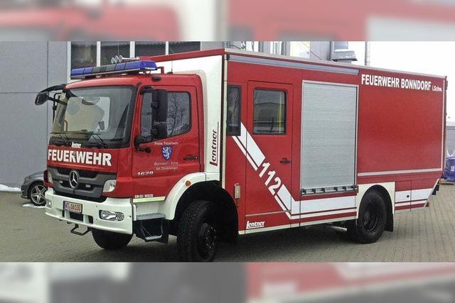 Feuerwehr freut sich ber den neuen Gertewagen