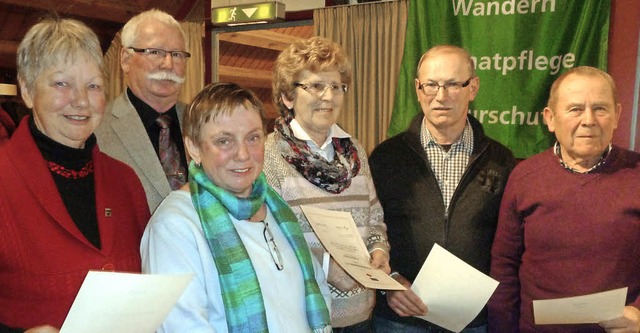 165 Jahre Treue: Doris Vogel (Zweite von links) ehrte langjhrige Mitglieder.  | Foto: Heidrun Simoneit