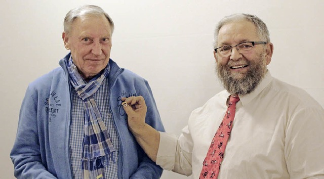 Walter Pfleghaar (links)  wurde von  K...eine 40-jhrige Vereinstreue bedacht.   | Foto: Luisa Denz