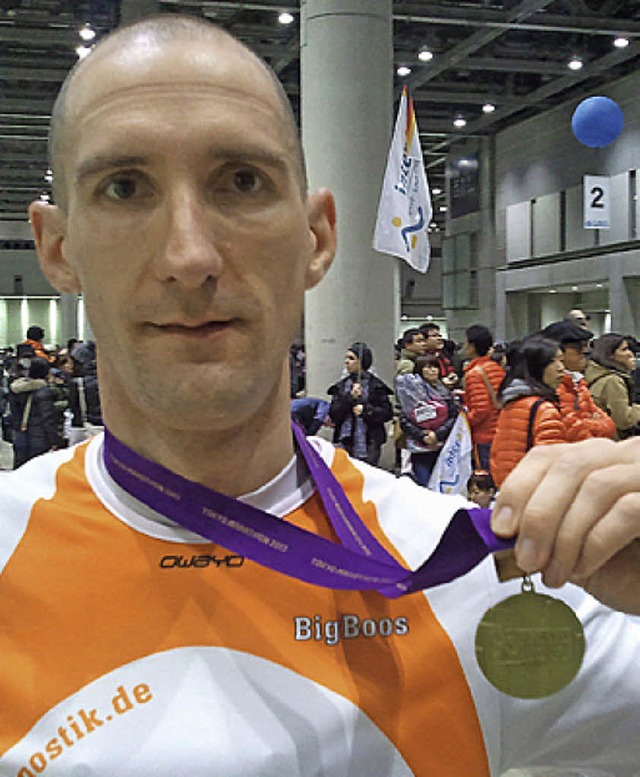 Andreas Boos mit  seiner Medaille nach dem Erfolg beim Tokyo Marathon   | Foto: privat