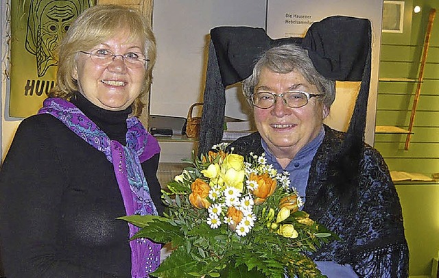 Die Mitgliederversammlung der Muetters...hte ihr zum Dank  einen Blumenstrau.   | Foto: Klaus Brust