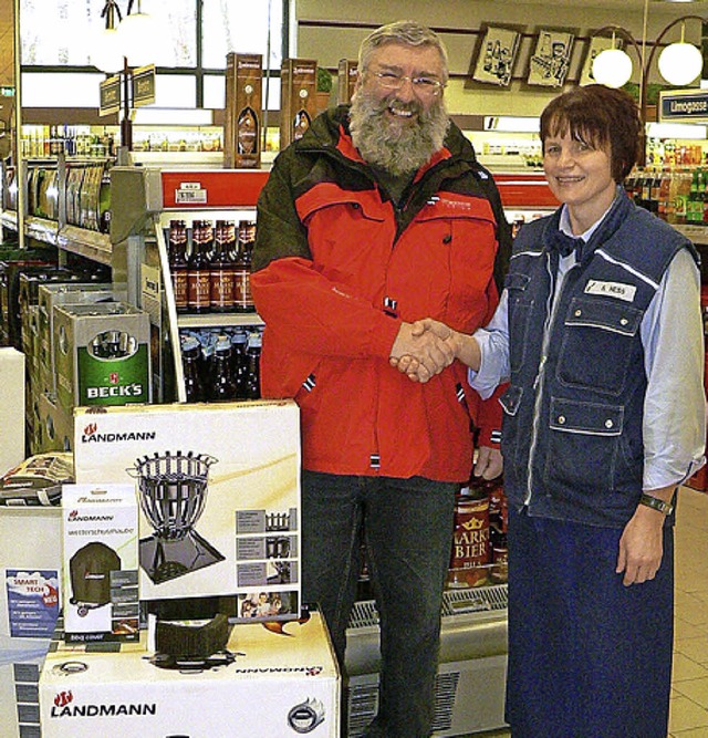 Hans Klinger aus Langenau gewann  das ...n Marktleiterin Sonja Hess in Empfang.  | Foto: Georg Diehl