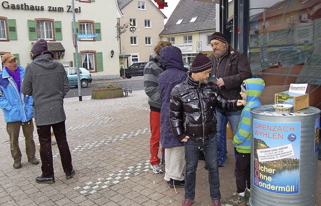 Unter anderem vor der Sparkasse in der...berwiegend Zuspruch mit ihrer Aktion.   | Foto: Heinz Vollmar