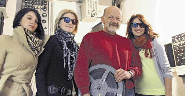 Albert Saub, Chef-Filmvorfhrer des Ki...n Waldshut, mit drei jungen Filmfans.   | Foto: PRIVAT