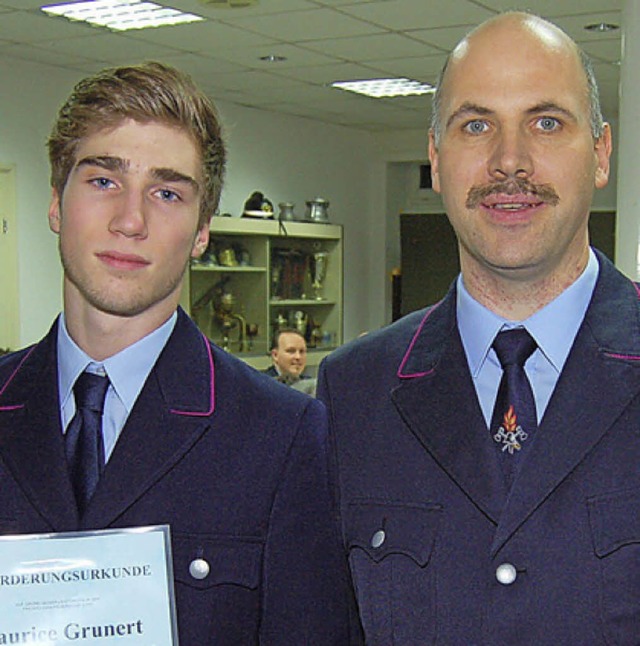 Kommandant Enrico Leipzig (rechts) freut sich ber einen neuen Feuerwehrmann.   | Foto: H. Vollmar
