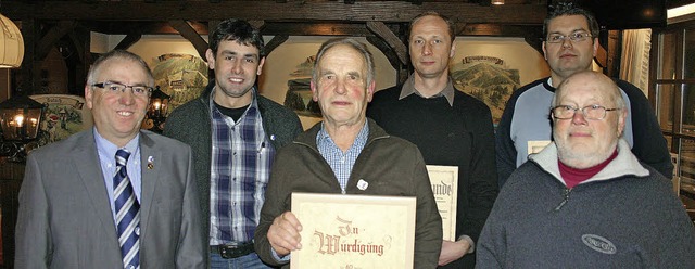 Wurden fr langjhrige Treue zum Verei... Verein seit 60 Jahren verbunden ist.   | Foto: Hans-Jochen Kpper