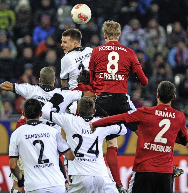 Die Spieler des SC Freiburg wagen sich in dieser Saison hoch hinaus.  | Foto: afp