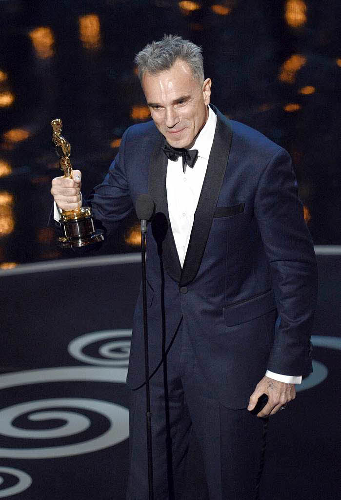 Daniel Day-Lewis nimmt den Oscar Bester Hauptdarsteller entgegen. Geehrt wurde er für seine Darstellung in dem Film „Lincoln“. Daniel Day-Lewis nimmt den Oscar Bester Hauptdarsteller entgegen. Geehrt wurde er für seine Darstellung in dem Film „Lincoln“.