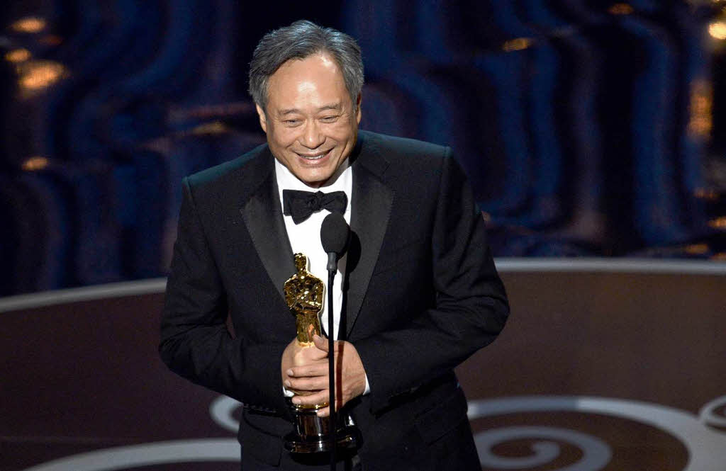 Regisseur Ang Lee nimmt den Oscar für Beste Regie für seinen Film „Life of Pi“ entgegen. Regisseur Ang Lee nimmt den Oscar für Beste Regie für seinen Film „Life of Pi“ entgegen.