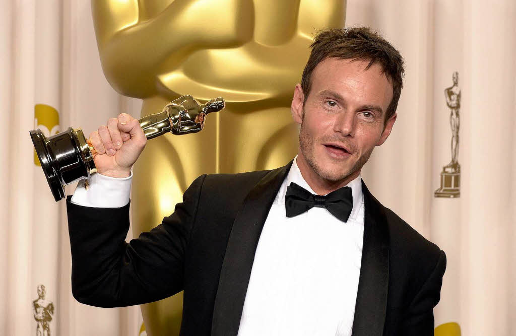 Chris Terrio reckt den Oscar für das Beste adaptierte Drehbuch für den Film "Argo" in die Höhe. Chris Terrio reckt den Oscar für das Beste adaptierte Drehbuch für den Film "Argo" in die Höhe.