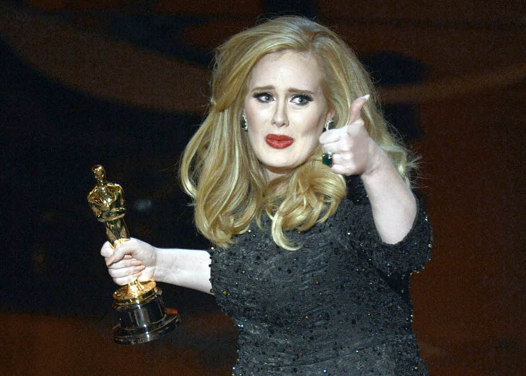 Die britische Sängerin Adele Adkins nimmt für das Lied Skyfall den Oscar für den Besten Filmsong entgegen. Die britische Sängerin Adele Adkins nimmt für das Lied Skyfall den Oscar für den Besten Filmsong entgegen.