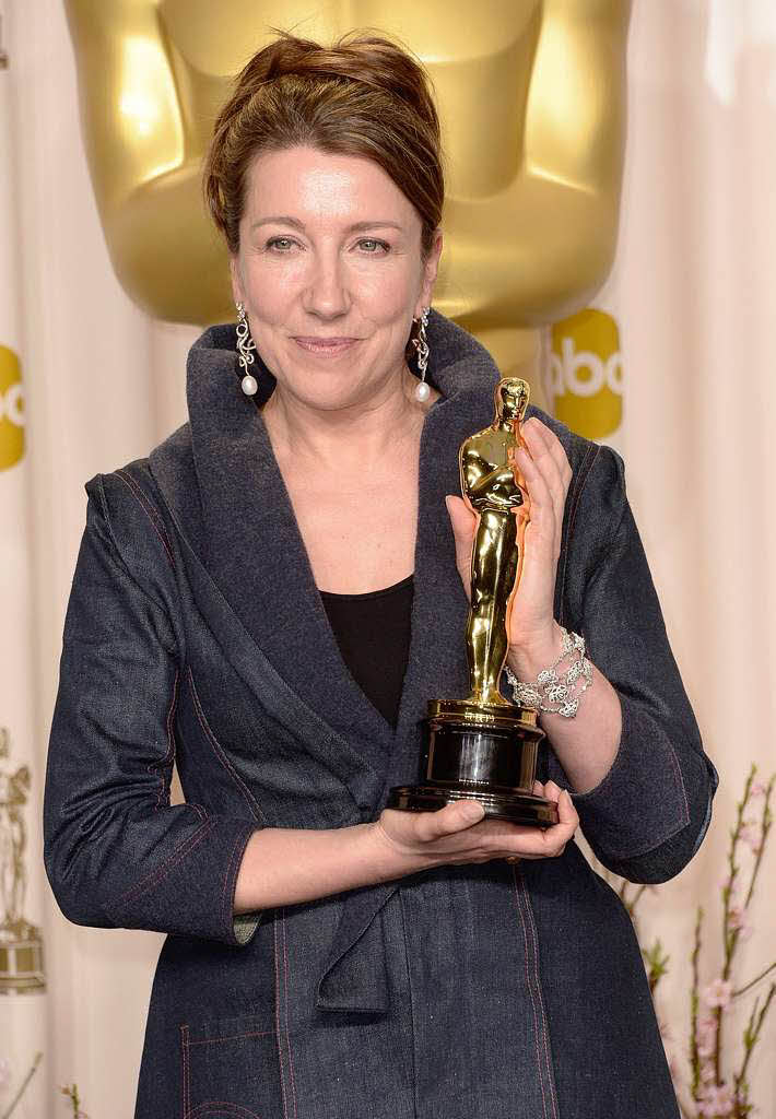Die britische Kostümdesignerin Jacqueline Durran hält stolz ihren Oscar für das Beste Kostümdesign in dem Film „Anna Karenina“. Die britische Kostümdesignerin Jacqueline Durran hält stolz ihren Oscar für das Beste Kostümdesign in dem Film „Anna Karenina“.