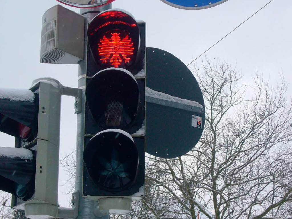 Der Attila ist Schuld: Frankfurts Maskottchen ruhte wachsam ber den wartenden Autos.