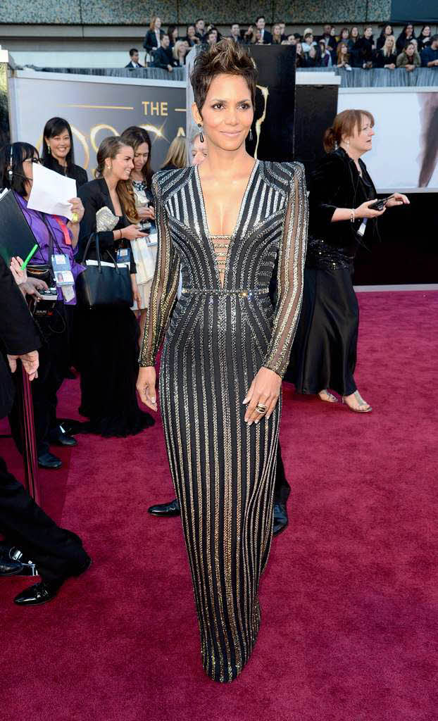 Dieser Dress von Halle Berry erinnert stark an die 80er Jahre? Warum ausgerechnet eine der schnsten Hollywoodstars wirkt wie aus einem Science Fiction entsprungen, ist unerklrlich.