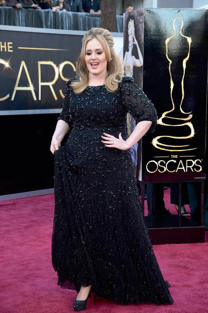 Dieses Kleid von Jenny Packham erinnert stark an Trauerflor, aber hey, Adele scheint sich darin wohlzufhlen.