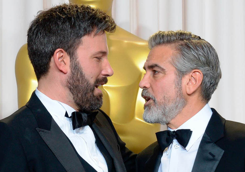 Hatten sich, was den Gesichtsschmuck angeht, offenbar abgesprochen: Die beiden mit dem Oscar Geehrten Ben Affleck (l.) und George Clooney.