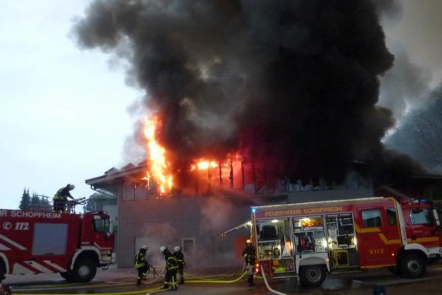 Millionenschaden: Junge Mnner haben Feuer in Zimmerei gelegt