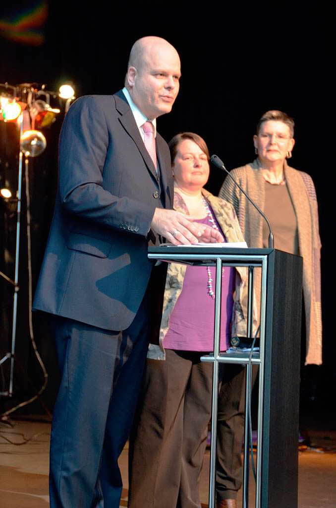 Brgermeister Jrgen Louis mit  Ulrike Huber (Leiterin Pflegebereich) und Hildegard Himpel-Kninger (Leiterin Kindergarten, rechts)