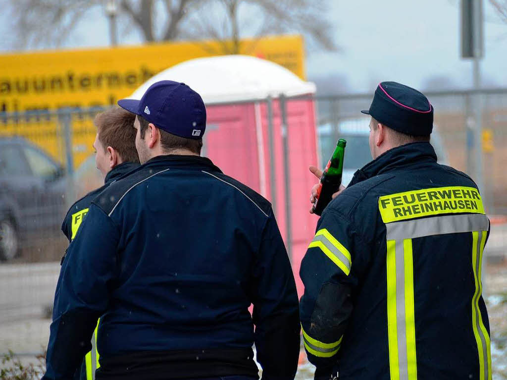 Vor dem Brgerhaus: Die Freiwillige Feuerwehr hat auch mitgeholfen.