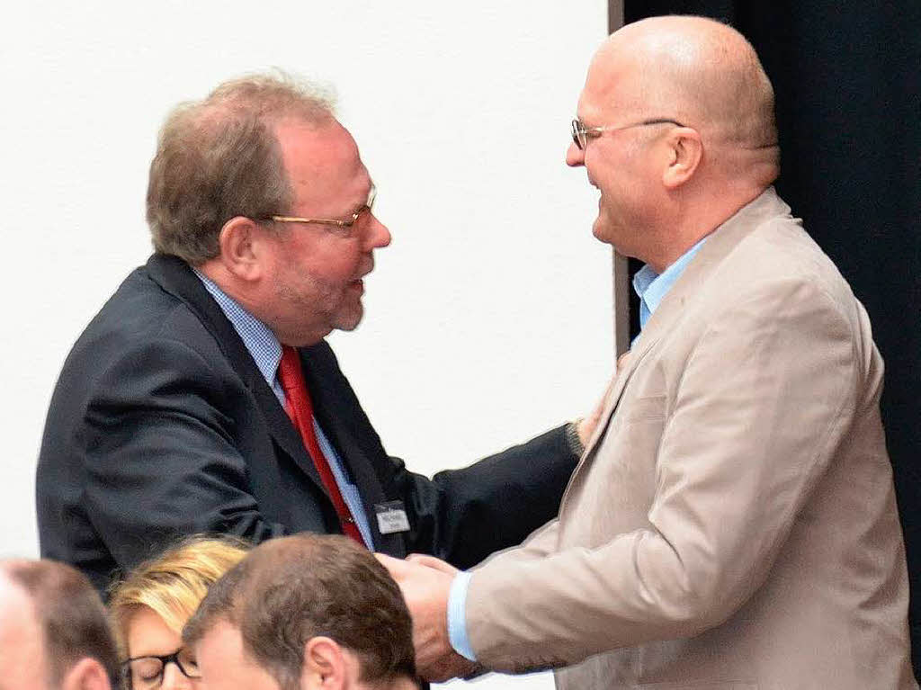 Begrüßung durch Moderator Michael Tankus (links) Begrüßung durch Moderator Michael Tankus (links)