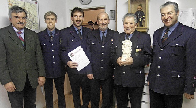 Hauptversammlung der Feuerwehr Biengen...tsvorsteher Edgar Fader (von rechts).   | Foto: Gottfried Blansche
