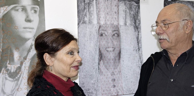 Ulrike Weiss und Hans Benesch im Badis... bearbeiteten Bildern der Ausstellung.  | Foto: Frowalt Janzer