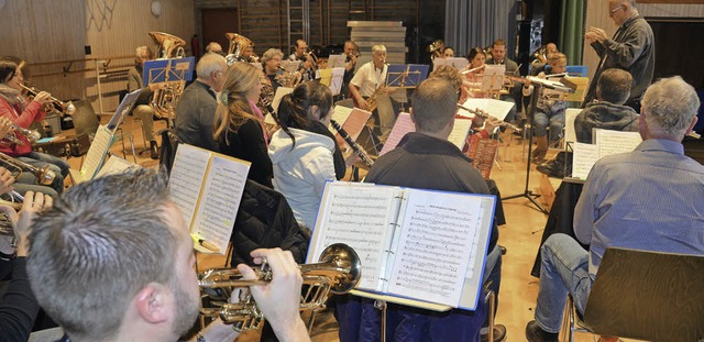 Filmmusik, klassische Blasmusikliterat...s Orchester fr das Jahreskonzert ein.  | Foto: Sebastian Barthmes