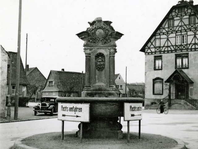 Der Haslacher Dorfbrunnen an der Kreuz...Kistner-Strae in einer alten Aufnahme  | Foto: Silvia Faller