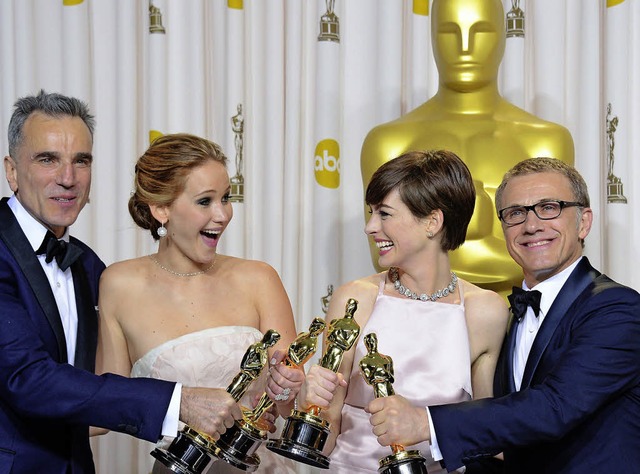 Oscar-Quartett: (v.l.) Daniel Day-Lewi...ce, Anne Hathaway und Christoph Waltz   | Foto: afp/Dpa